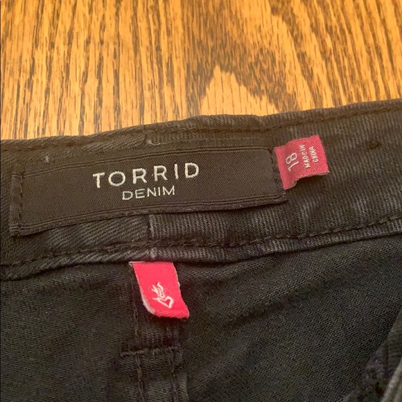 Shorts - Picture 2 of 5